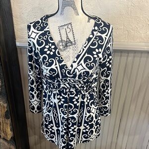 Black and White Sheath Blouse with V-Neck and 3/4 Sleeves